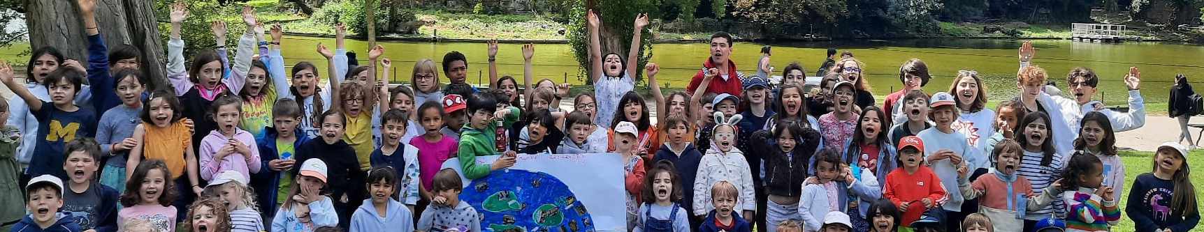 Photo des enfants de la section élémentaire au parc à la fin de l’année
